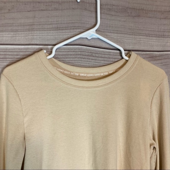 Aerie Offline Ribbed Long Sleeve Cropped T-shirt in Sandalwood - Picture 3 of 10